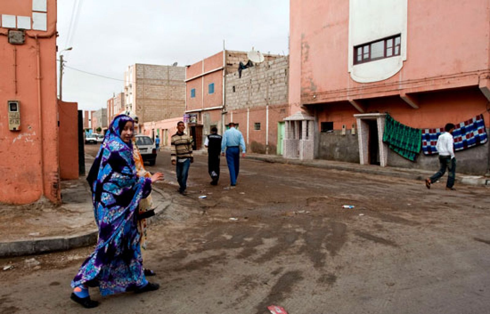 La policía marroquí mantiene acordonados los alrededores de la vivienda de Haidar.