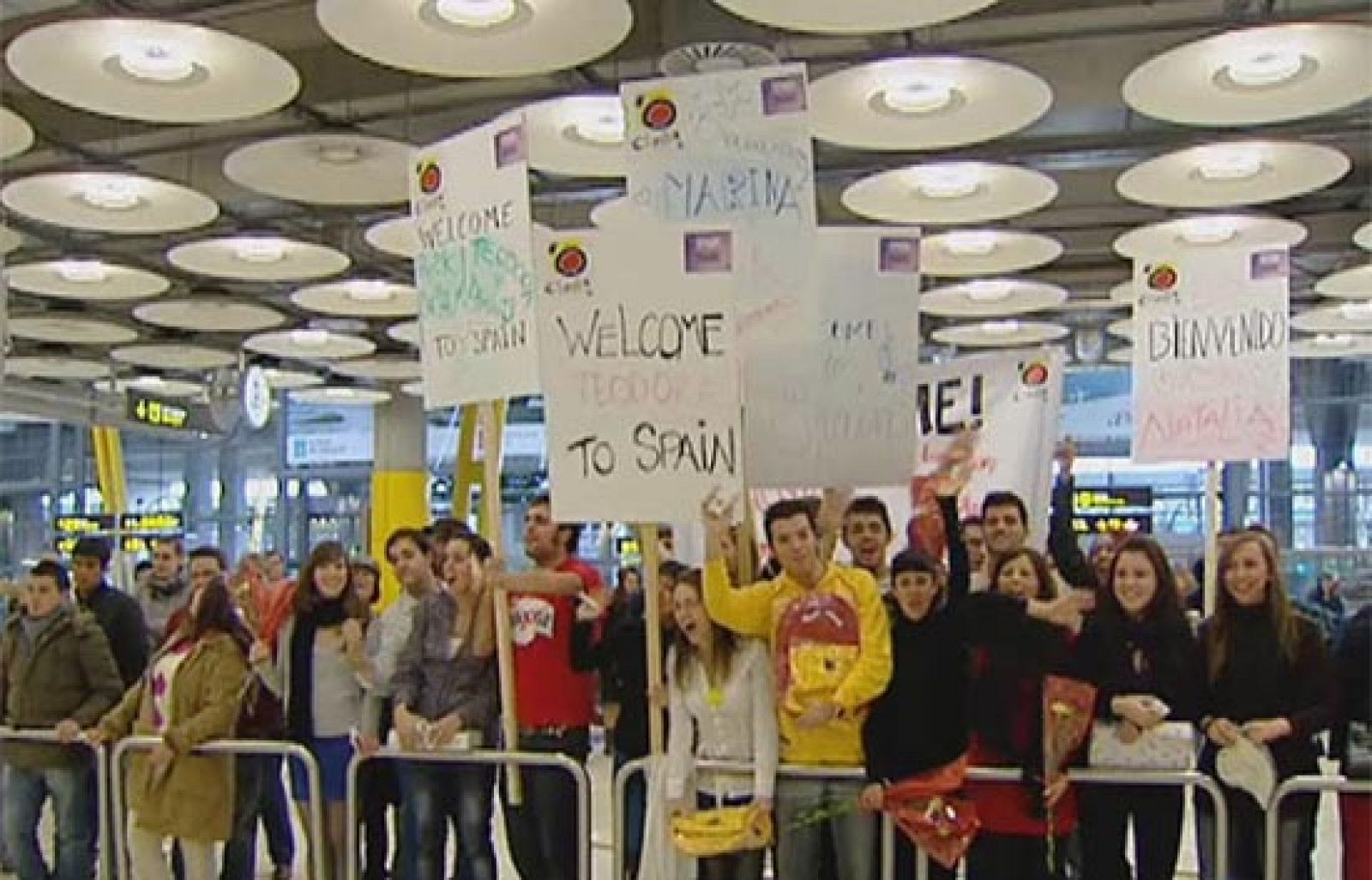 Los pasajeros que llegaban a la T-4 en Barajas han tenido un inesperado y multitudinario recibimiento.