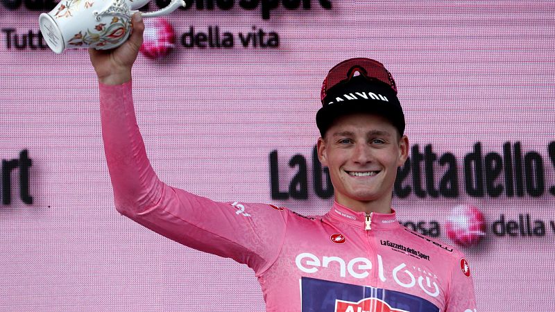 Van der Poel se viste el primer rosa del Giro 2022