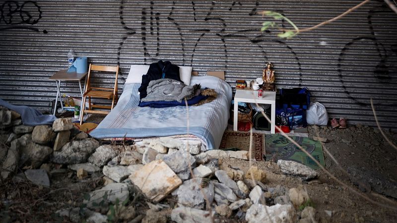  "Para unos somos invisibles, otros nos miran con desprecio", el día a día de las personas sin hogar