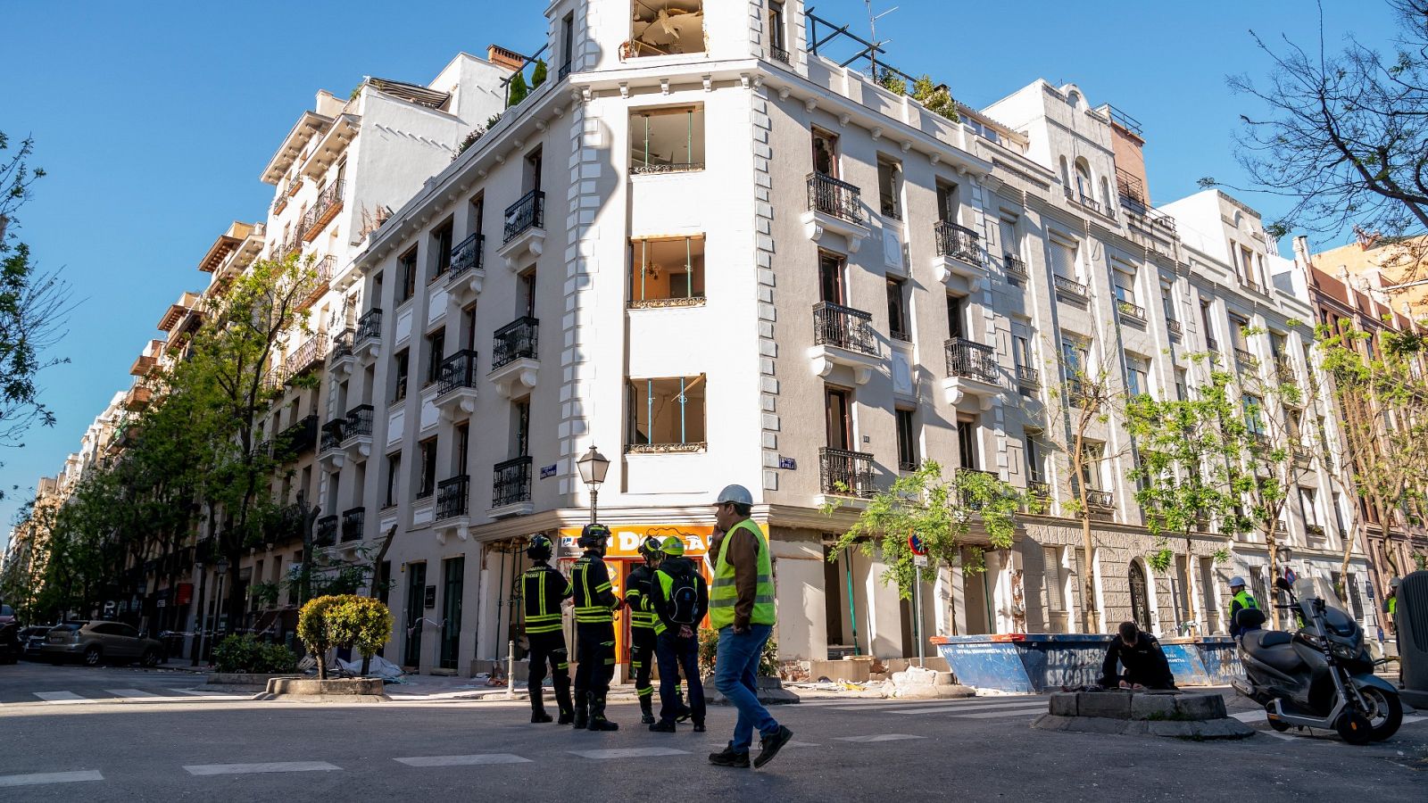 Los bomberos evalúan el estado del edificio en que se produjo la explosión en Madrid