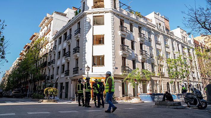 Bomberos evalúan el edificio en que se produjo la explosión