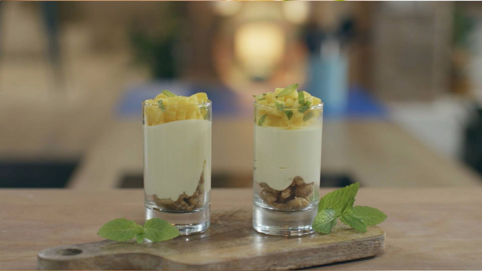 Menudos Torres - Receta de mousse de mango, yogur y menta con crumble
