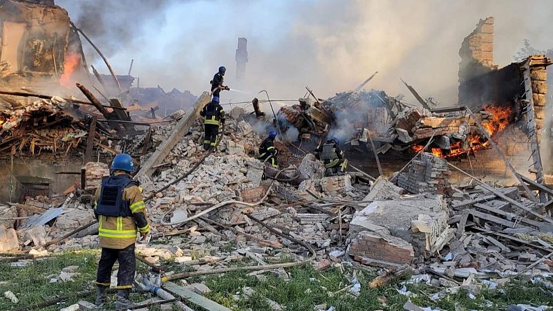 Decenas de desaparecidos tras un ataque ruso a una escuela en Lugansk