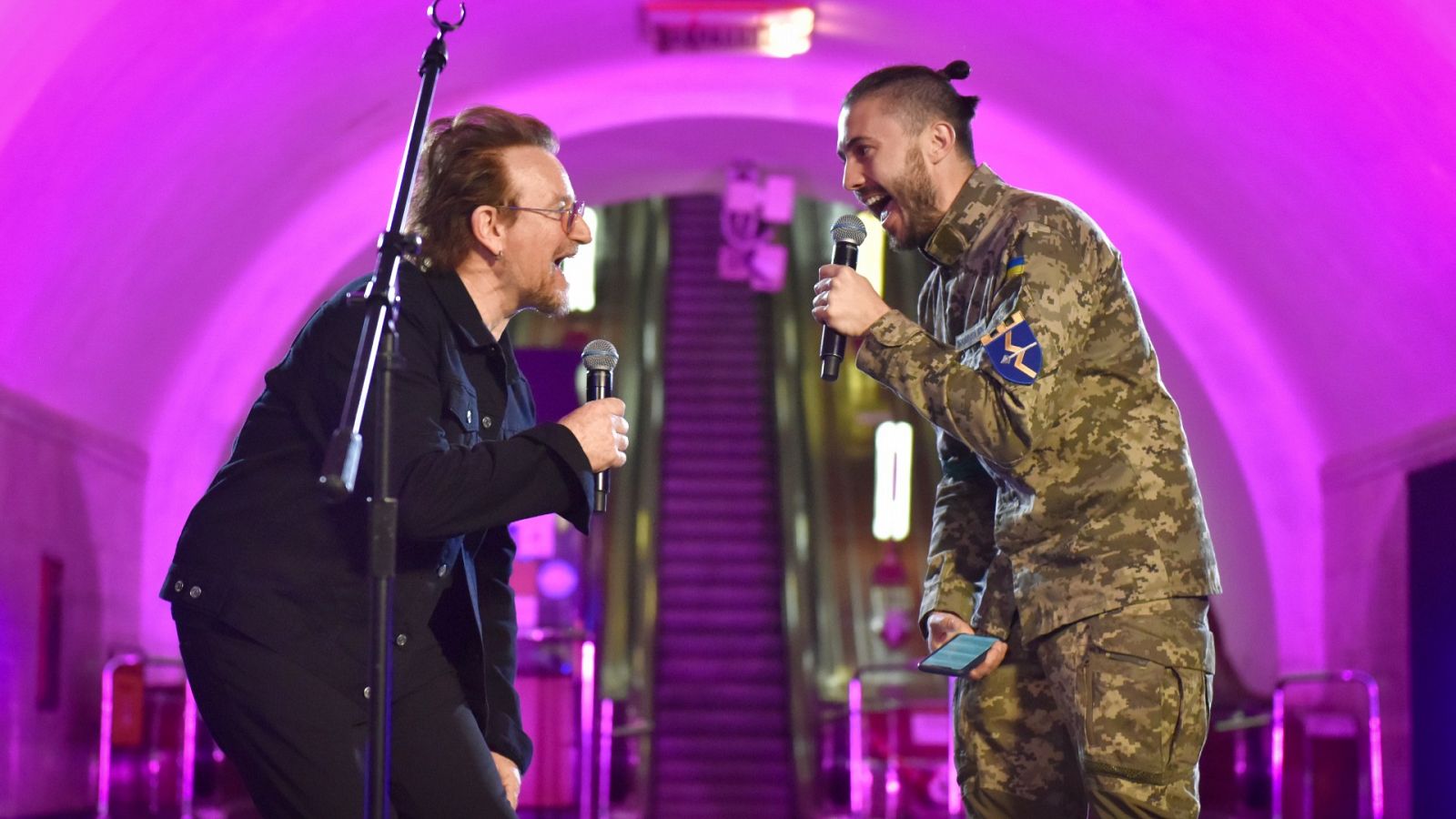 Bono, líder de U2, da un concierto en el metro de Kiev