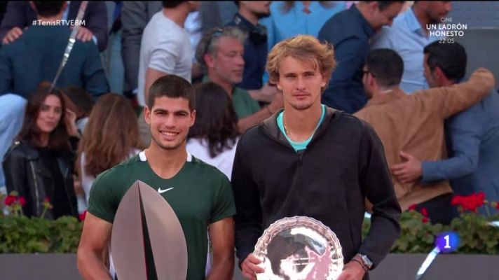 Mutua Madrid Open 2022 | Alcaraz recibe su esperado trofeo