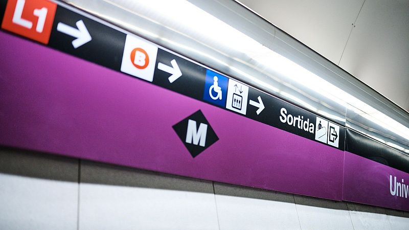 Detenida una mujer por agredir a dos vigilantes de seguridad con su propia porra en el metro de Barcelona