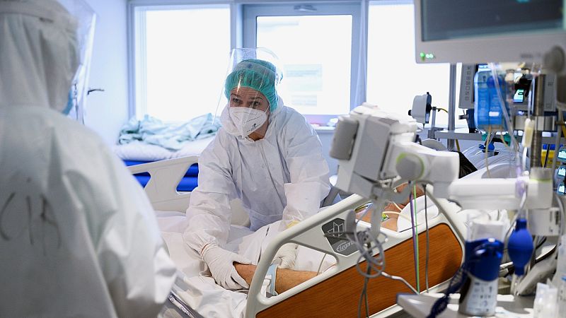 Expertos en enfermedades infecciosas piden distinguir a los ingresados "por" y "con" COVID-19 