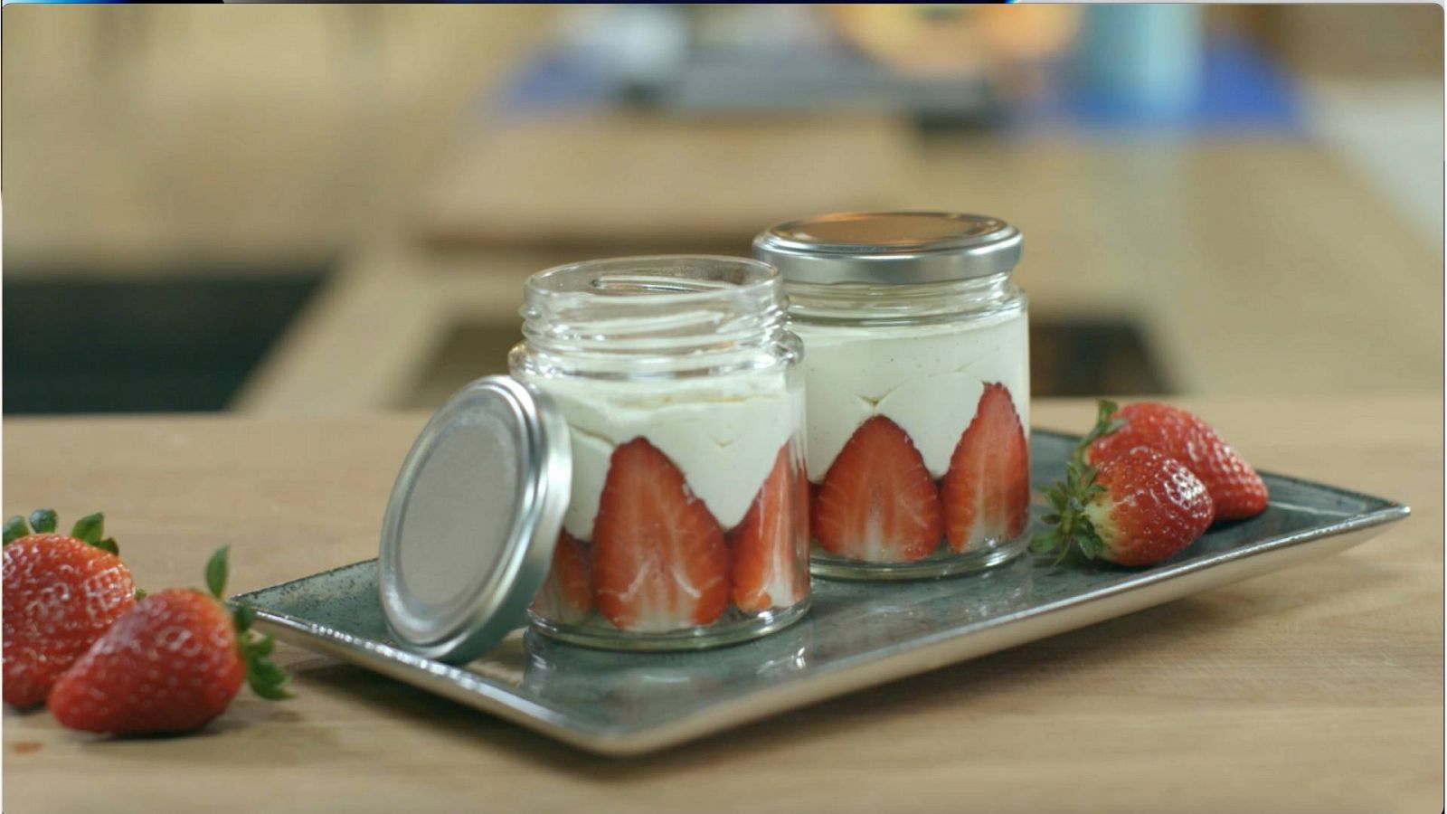 Receta de 'fraisier' de fresas y chocolate blanco en tarro