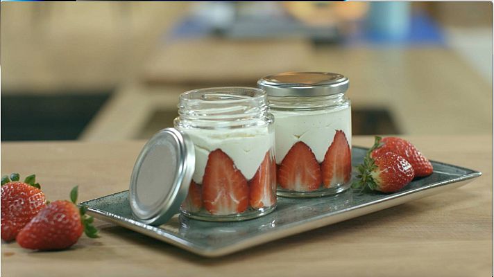 Menudos Torres - Receta de 'fraisier' de fresas y chocolate blanco en tarro