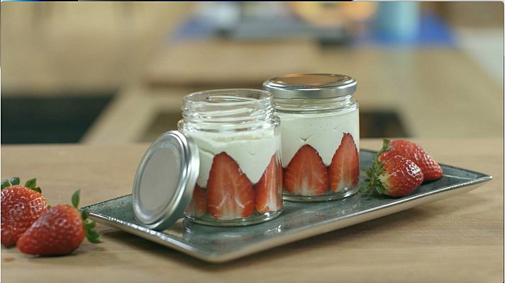 Receta de 'fraisier' de fresas y chocolate blanco en tarro