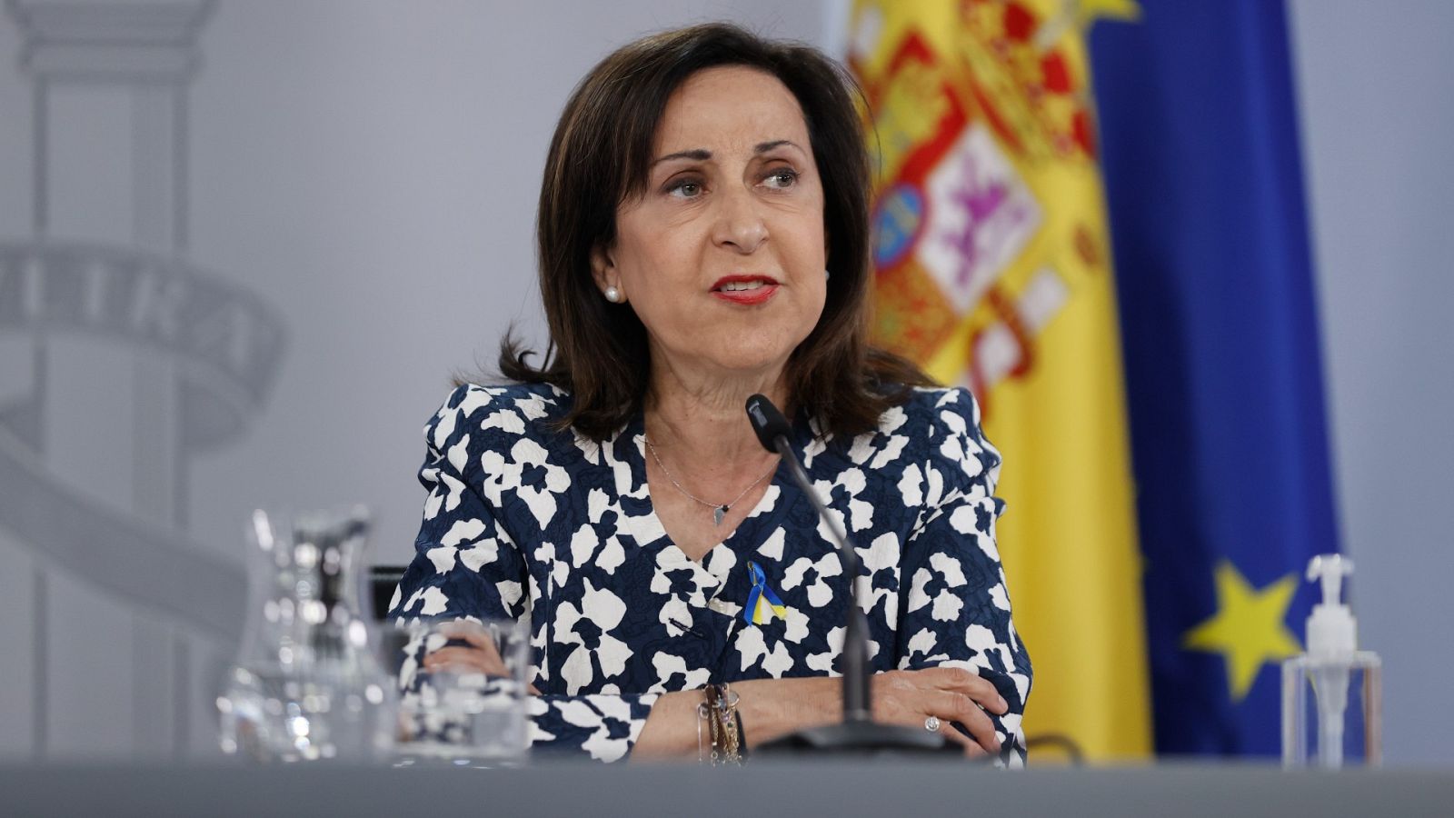 Robles cree "necesario" dotar de medios y "reforzar" el CNI