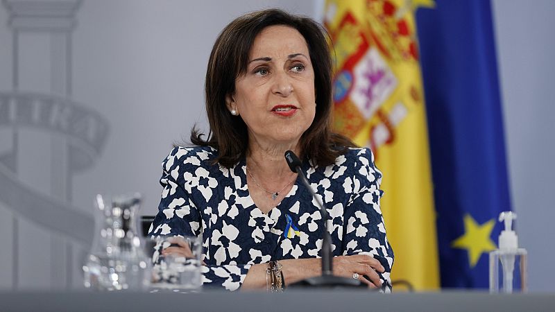 Robles cree "necesario" dotar de medios y "reforzar" el CNI