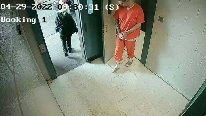 Telediario 1 - Una funcionaria de prisiones ayuda a un recluso a escapar de la cárcel por amor