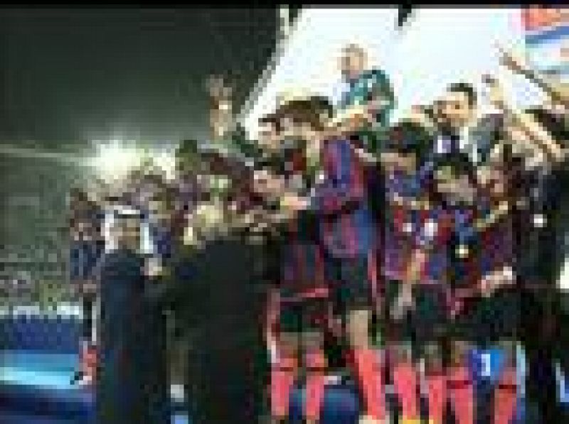 El Barcelona cierra el mejor año de su historia, tras ganar la final del Mundial de Campeones al Estudiantes de la Plata (2-1), con dos goles de Pedro y Messi. El equipo de un emocionado Guardiola logra los títulos de todas las competiciones que ha jugado.