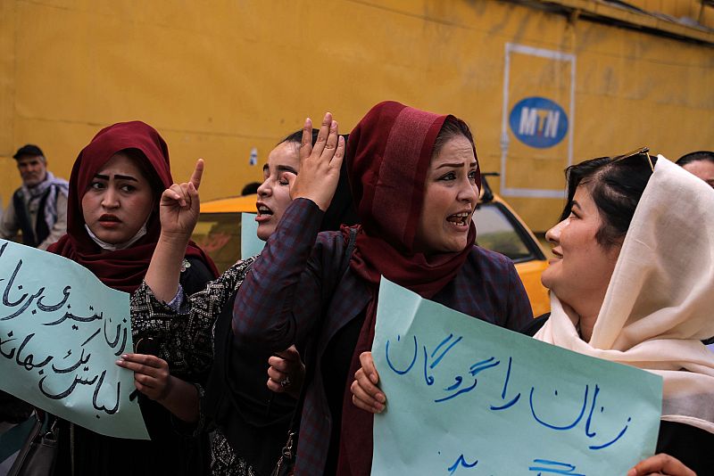 Mujeres afganas protestan contra la orden de llevar burka en espacios públicos