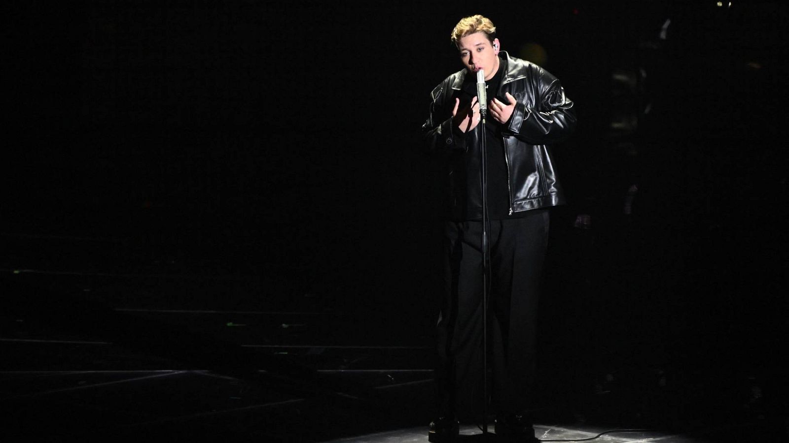 Eurovisión 2022 - Suiza: Marius Bear canta "Boys Do Cry" en la semifinal 1