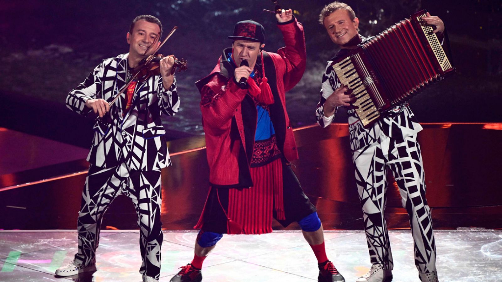 Eurovisión 2022 - Moldavia: Zdob si Zdub & Fratii Advahov canta "Trenule¿ul" en la semifinal 1