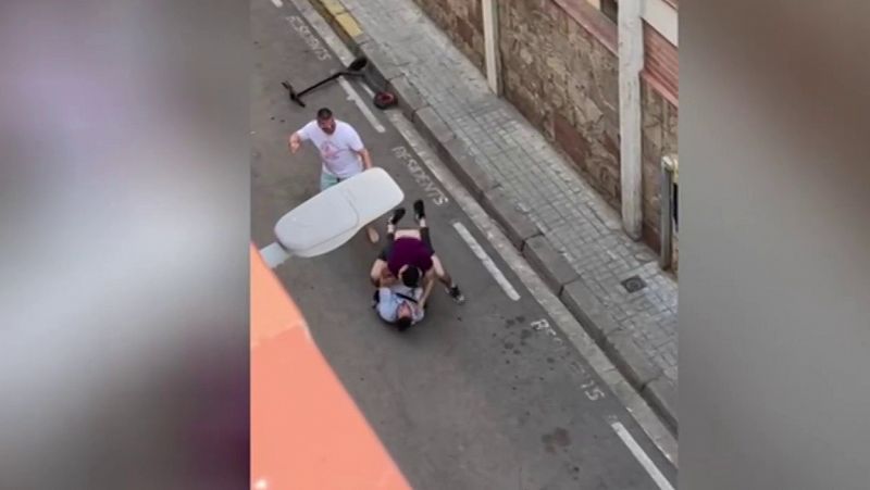 Un policía queda inconsciente tras ser atacado por dos turistas en Barcelona