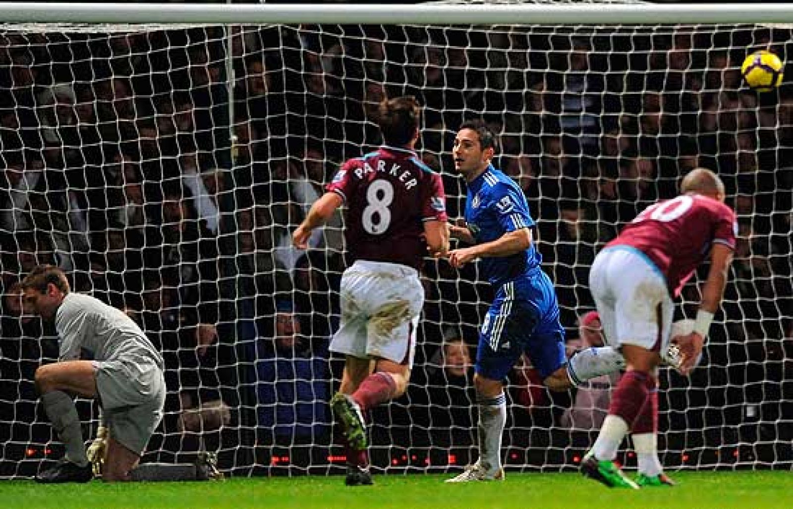 El capitán del Chelsea, Frank Lampard, tuvo que lanzar hasta tres veces un penalti para lograr el empate ante el West Ham. Dos invasiones del área hicieron repetir el lanzamiento, pero Lampard no se inmutó y convirtió en gol las tres. 
