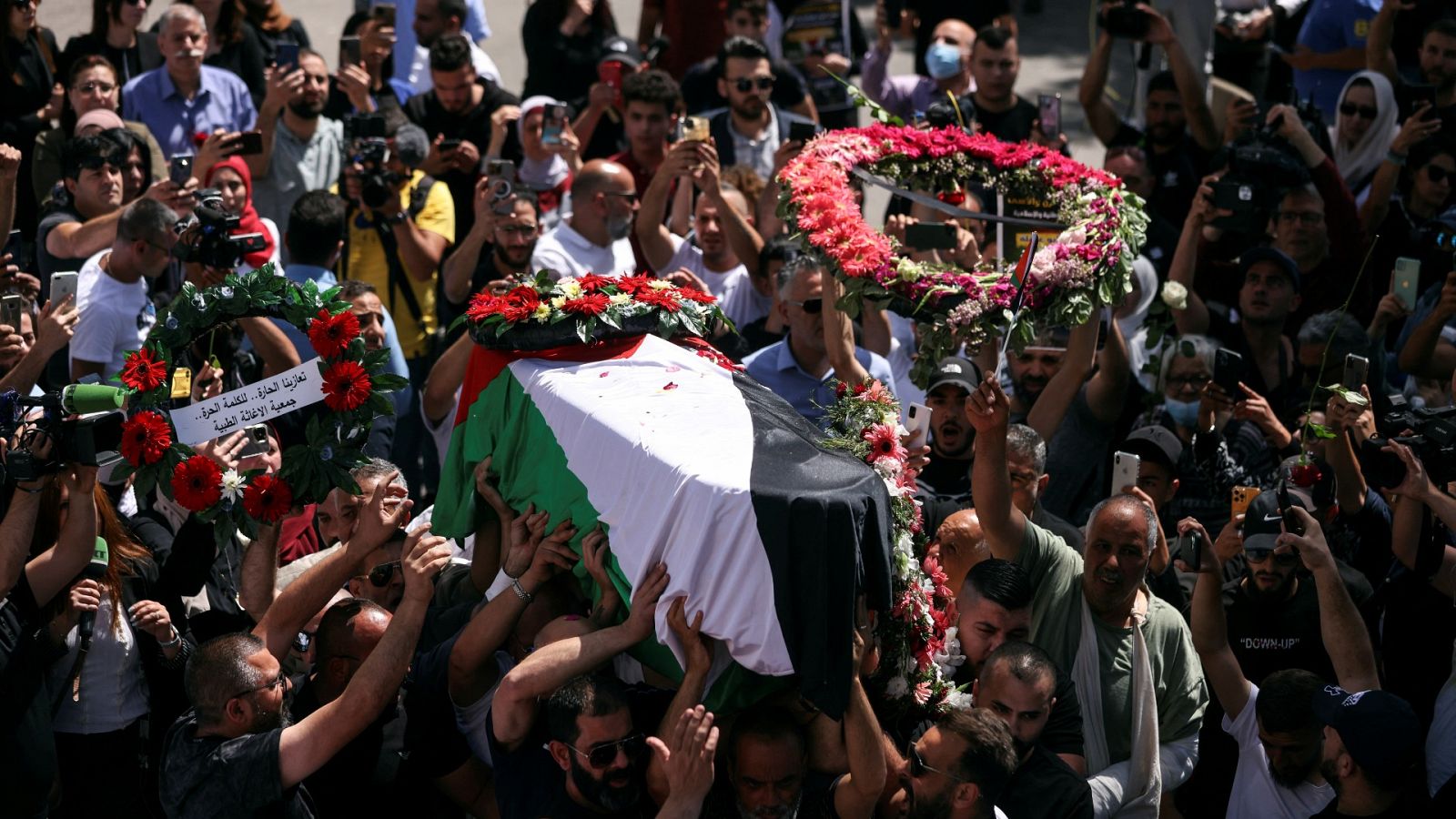 Funeral con honores para la periodista de Al Jazeera asesinada