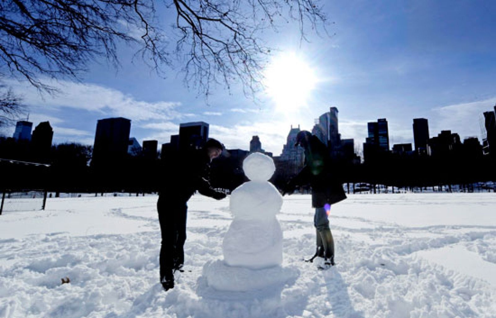 La Costa Este de Estados Unidos sufre uno de los mayores temporales que se recuerdan en los últimos años. En la zona comprendida entre Washington y Nueva York ha nevado hasta alcanzar espesores de hasta 70 centímetros, algo no recordado desde los años 30. El centro y norte de Europa también sufre una ola de frío que ha obligado al cierre de aeropuertos. Incluso en Polonia han fallecido congeladas 15 personas en una sola noche. 20/12/09.