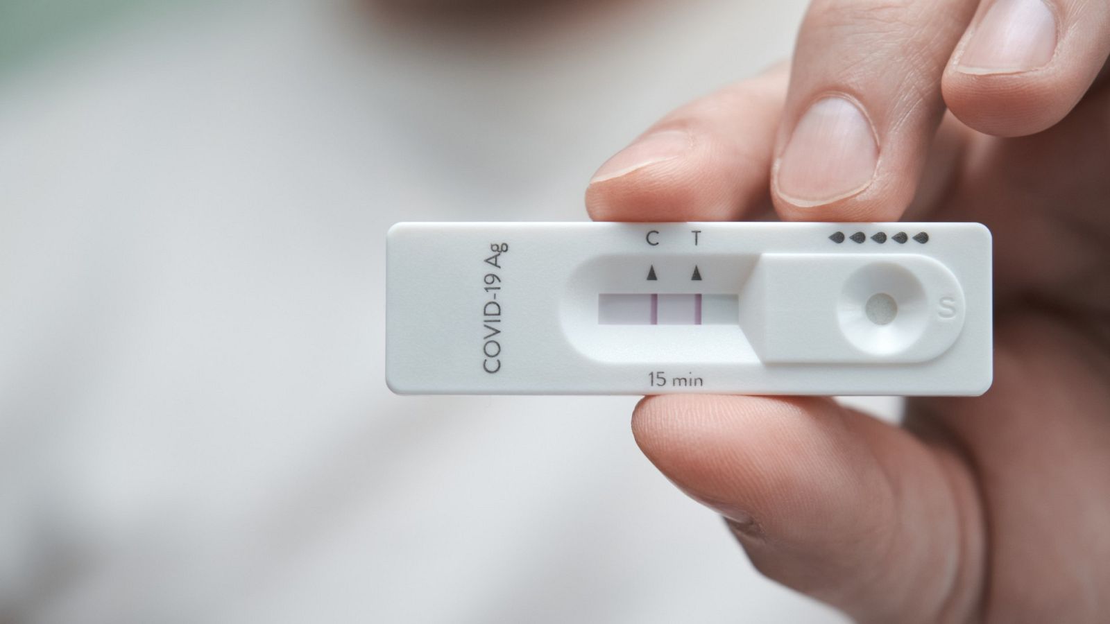 Más consultas de COVID-19 y menos sanitarios en Andalucia por el aumento de positivos tras la Feria de Abril