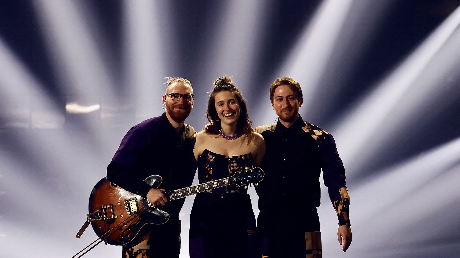 Eurovisión 2022 - República Checa: We Are Domi canta "Lights Off" en la semifinal 2