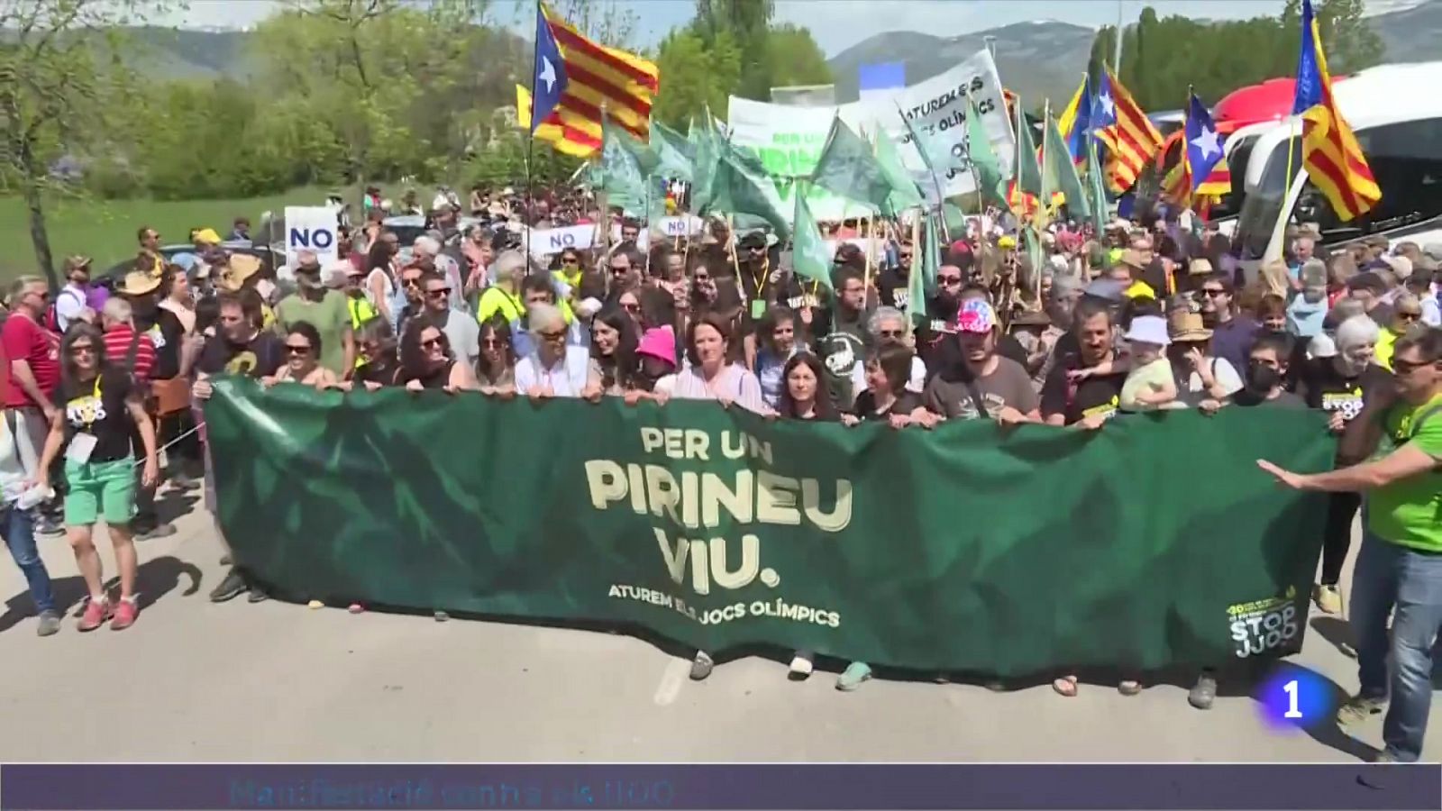 Manifestació multitudinària contra la celebració dels Jocs Olímpics d'hivern 