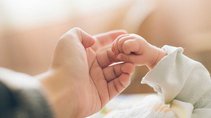 Las trabas burocráticas para los hijos adoptados que quieren conocer sus orígenes