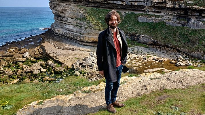 Telediario 1 - Juan Gómez Bárcena presenta 'Lo demás es aire', una novela con su pueblo como protagonista