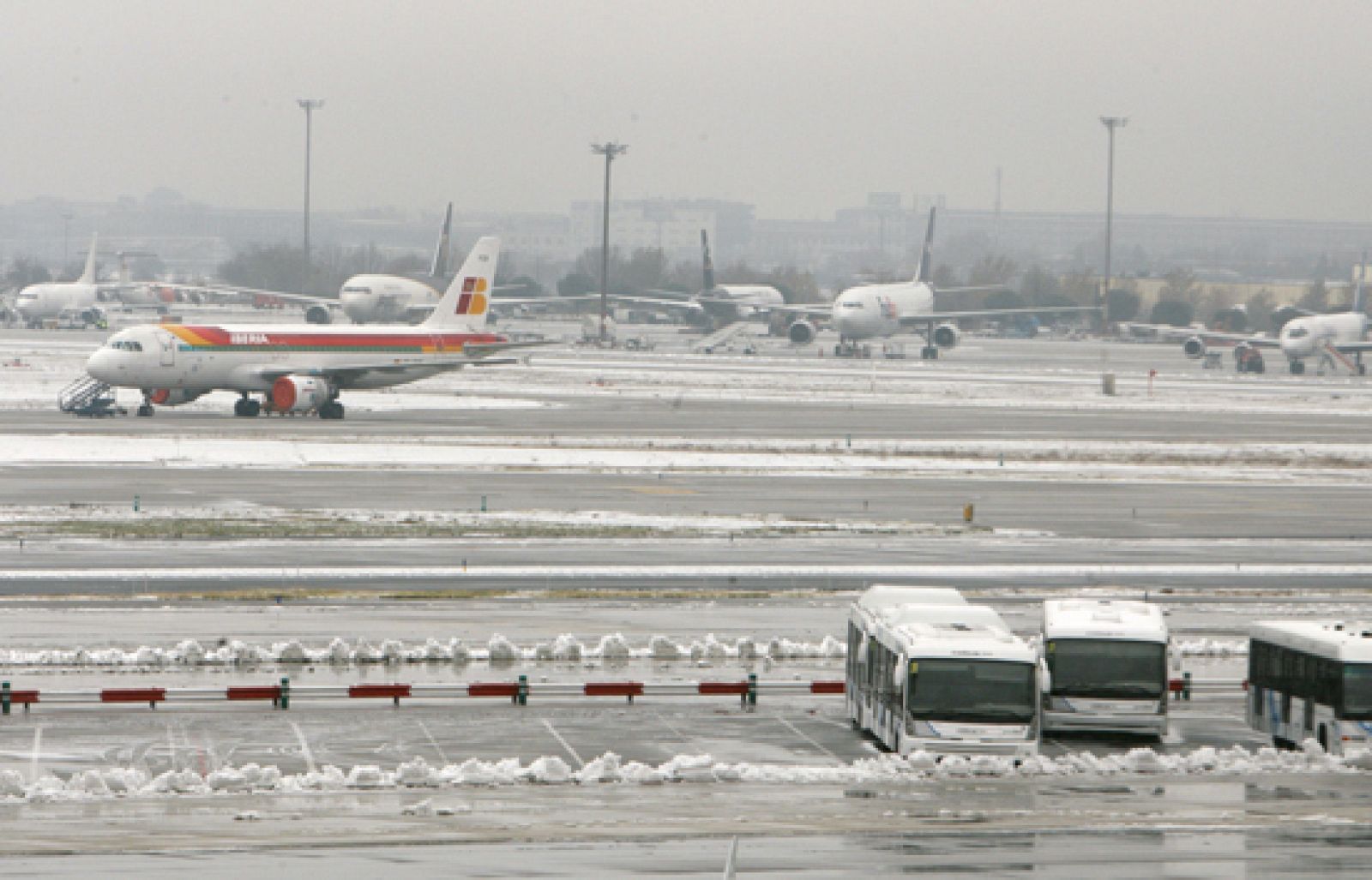 El temporal de frío y nieve ha dificultado, y mucho, el tráfico aéreo | Ver