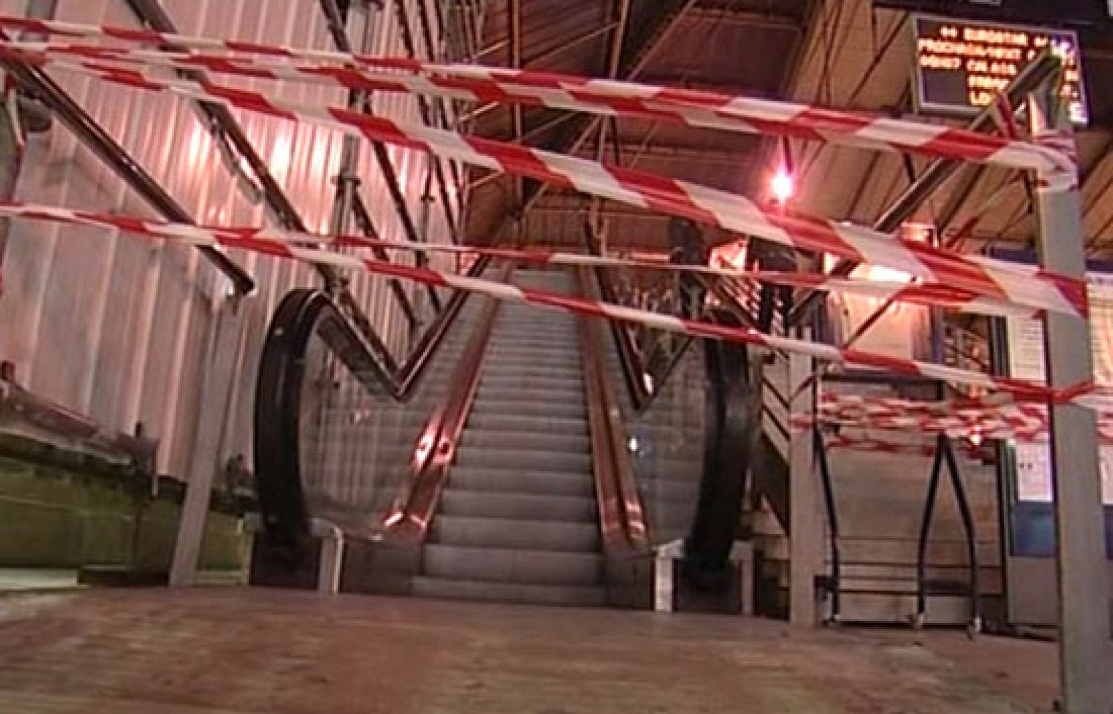 En Europa, el temporal de nieve también está causando problemas en los transportes. La única línea ferroviaria que une Gran Bretaña, Francia y Bruselas está suspendida mientras no se repare la avería que, este fin de semana dejó atrapadas a más de dos mil personas en el interior de los trenes.    