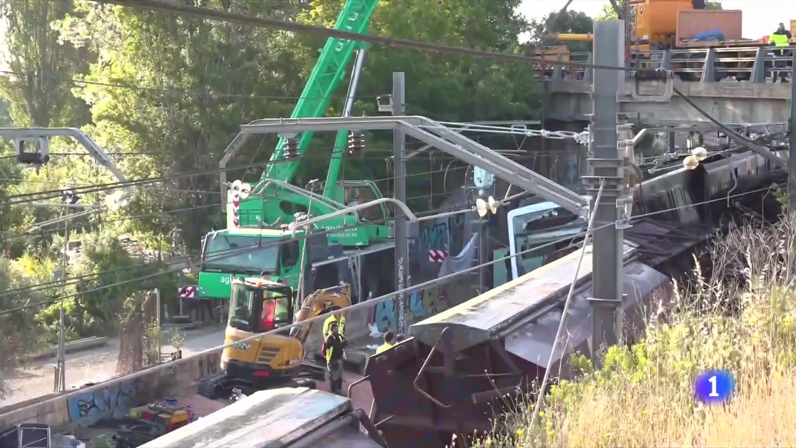 Investiguen les causes al lloc de l'accident mentre treballen en remolcar els trens a Sant Boi