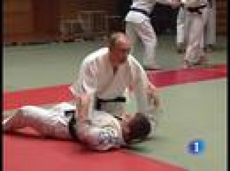 El primer ministro de Rusia, Vladimir Putin, es un maestro del Judo (cinturón, negro 9º Dan) no ha querido perderse la  oportunidad de entrenar con los judokas de la selección rusa que están preparándose para los Juegos Olímpicos. 