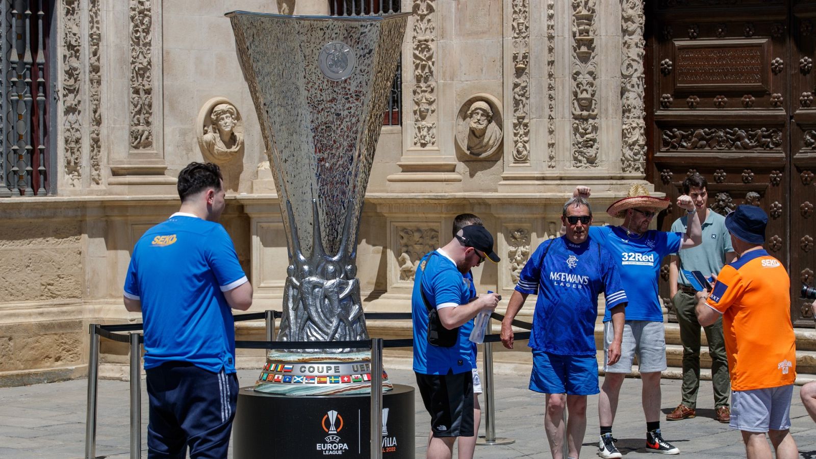 Más de 150.000 aficionados toman Sevilla para la final de la Europa League