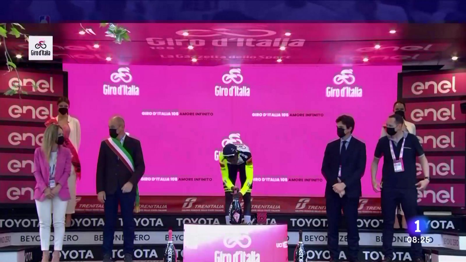 El corcho del champán pone en riesgo la continuidad de Girmay en el Giro