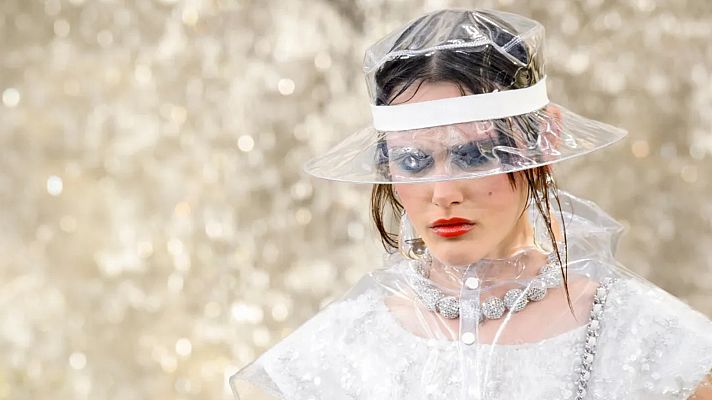 Flash moda - Esta primavera 2022 atrévete con el vinilo en tus looks