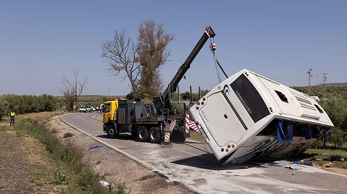 Dos muertos y tres heridos graves en un accidente de autobús en Sevilla