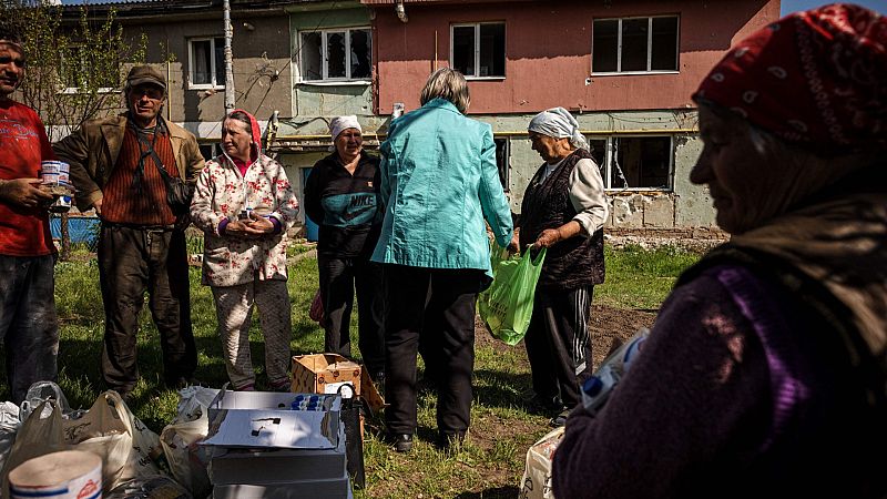 Un grupo de jóvenes voluntarios recorre el este de Ucrania repartiendo ayuda