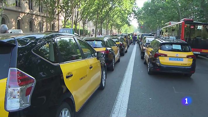 L'Informatiu - Uns 3.000 taxis col·lapsen el centre de Barcelona