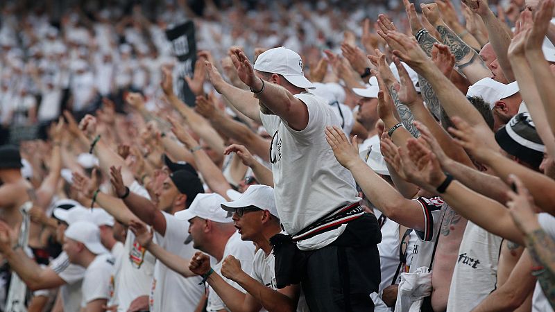 Nuevos enfrentamientos entre ultras del Eintracht y el Rangers justo antes de la final en Sevilla -- Ver ahora