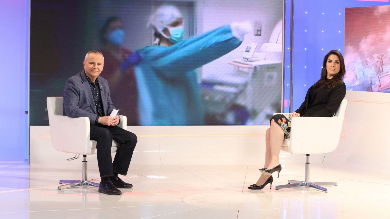 La neurocirujana Marisa Gandía y el director de "Emprende", Juanma Romero, en el plató del programa.