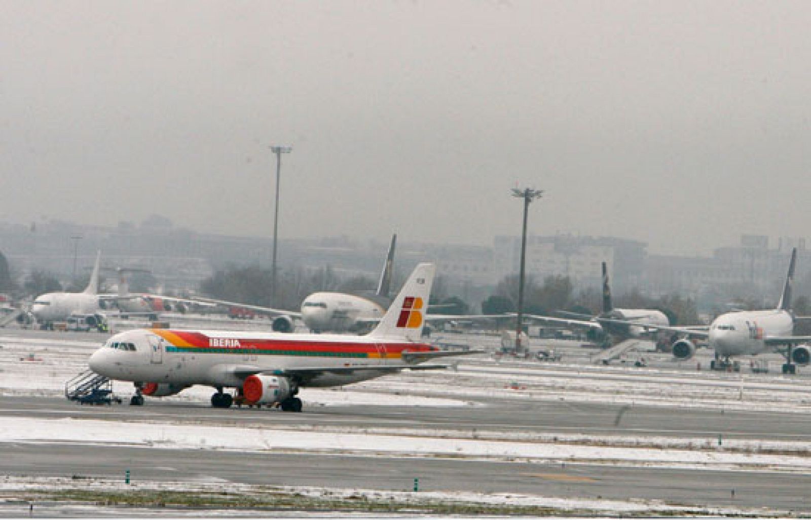 El temporal de nieve afecta al tráfico aéreo | Ver