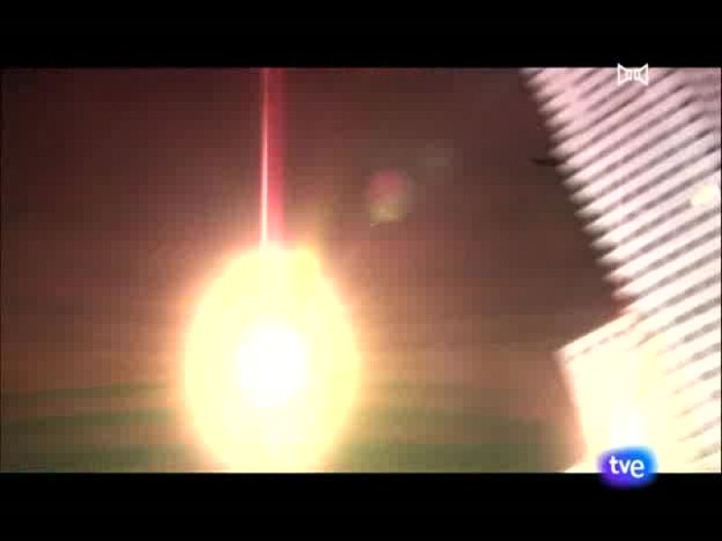 Alejandro Sanz se sube al escenario de un pequeño teatro de Madrid para repasar sus grandes éxitos y sus nuevas canciones. Además, se encuentra con sus amigos y charla con la periodista de TVE Ana Pastor.