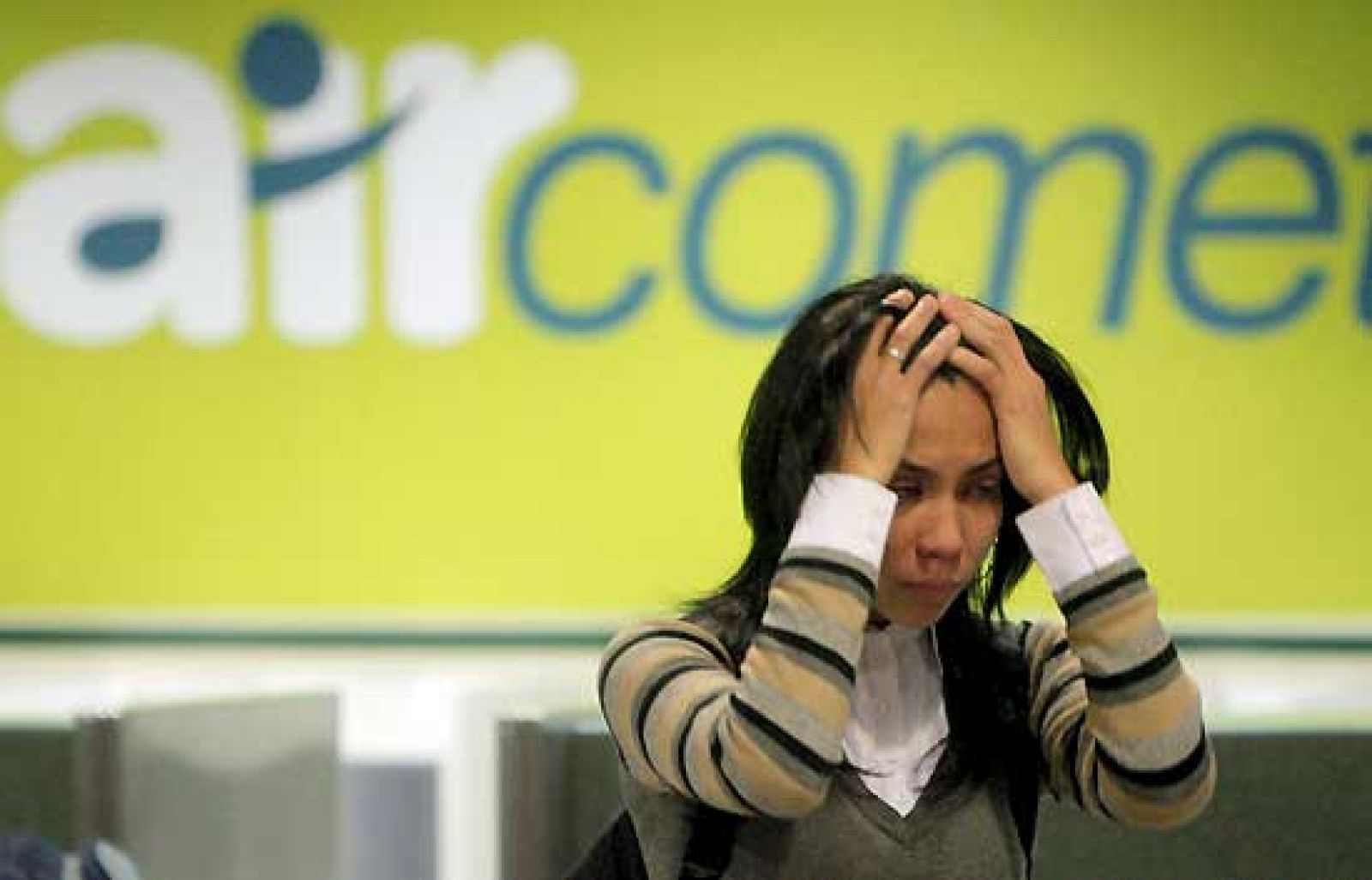 Los primeros pasajeros afectados por el cierre de Air Comet debían coger un vuelo a Perú pero se han quedado en tierra. Indignados, permanecen en el aeropuerto por el miedo a perder el equipaje. La noticia ha cogido por sorpresa a clientes y trabajadores, que se han concentrado en Barajas, aunque, hasta el momento, ningún miembro de la compañía ha dado explicaciones (22/12/09).