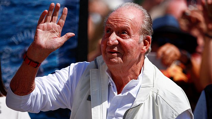 Juan Carlos I reaparece en el Club Náutico de Sanxenxo entre gritos de 'viva el rey'