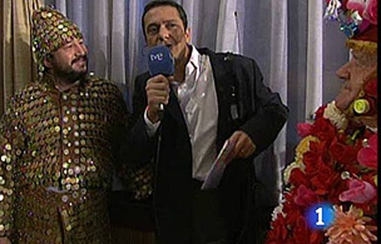 Vestido de peseta ha llegado al salón de Loterías un ciudadano, que reconoce que cada 22 de diciembre acude puntualmente al gran sorteo de la Lotería de Navidad.