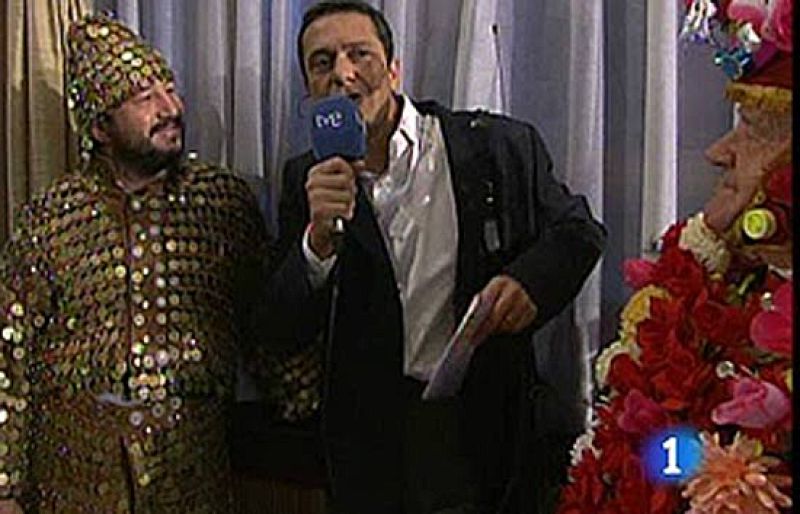 Vestido de peseta ha llegado al salón de Loterías un ciudadano, que reconoce que cada 22 de diciembre acude puntualmente al gran sorteo de la Lotería de Navidad. 