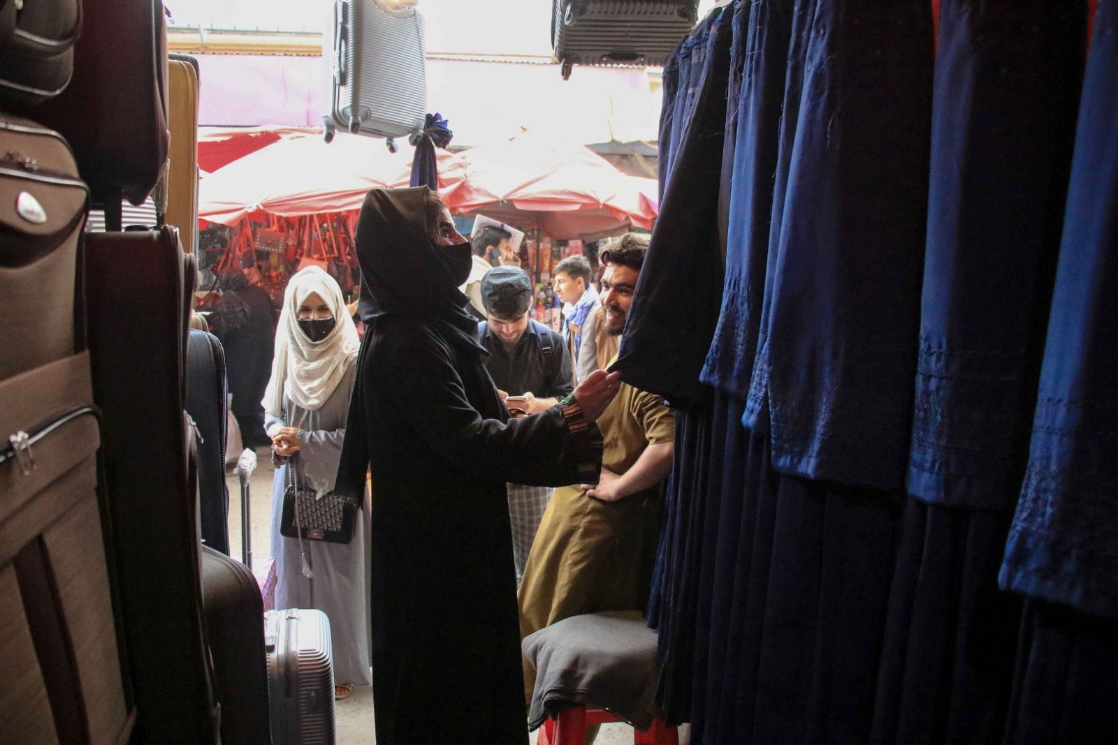 Los talibanes obligan a las presentadoras de televisión a cubrirse el rostro en Afganistán